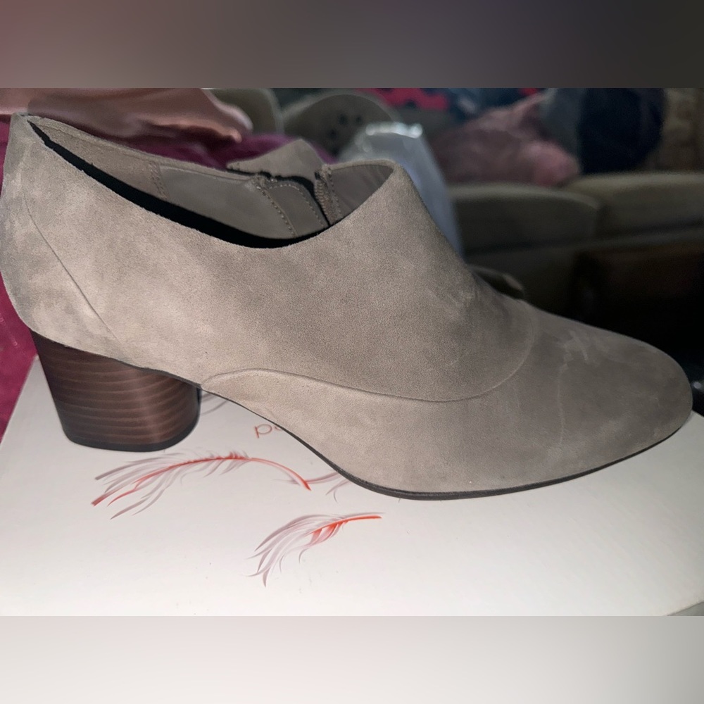 BNWT Clark’s Taupe Suede heels SZ 9&1/2 WW
